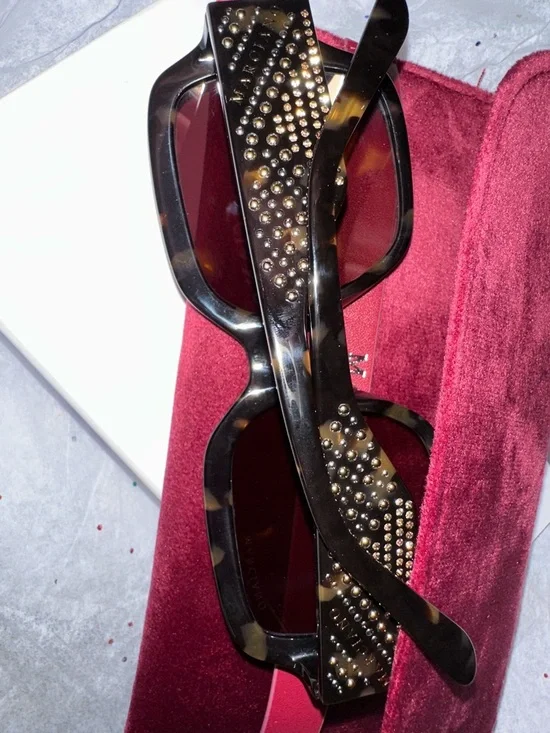 Marciano by GUESS Velvet Jewelry Box - Deep Berry sunglasses 🕶️ - Picture 16 of 16